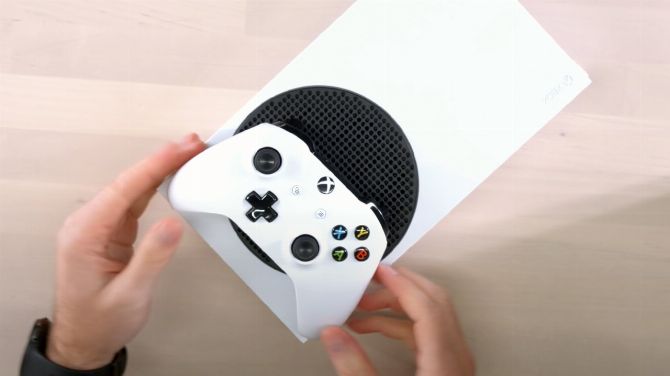 L'image du jour : La Xbox Series S est minuscule, unboxing et comparatif avec la PS4/Xbox SX