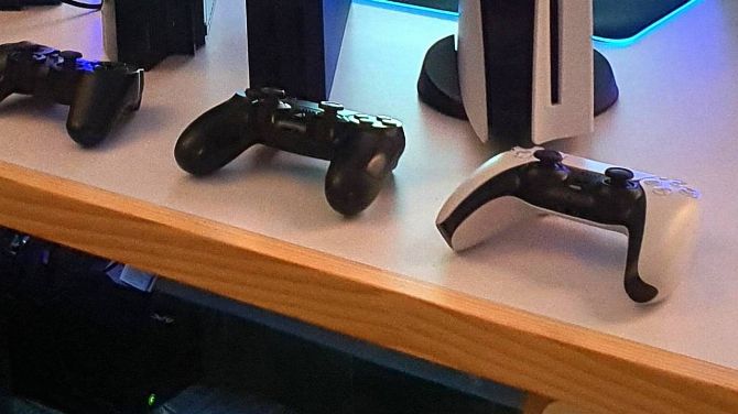 L'image du jour : Toutes les PlayStation de leur vie, chez eux réunies