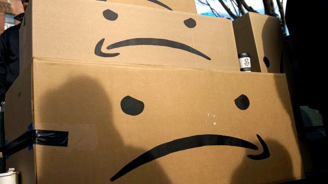 Amazon livre appareils de cuisine, boîtes vides et nourriture pour chat à la place de la PS5