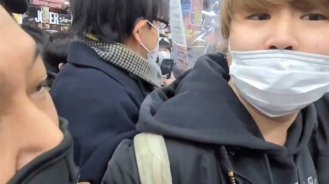 L'image du jour : Arrêtez tout ! Images rares de japonais indisciplinés en quête de PS5