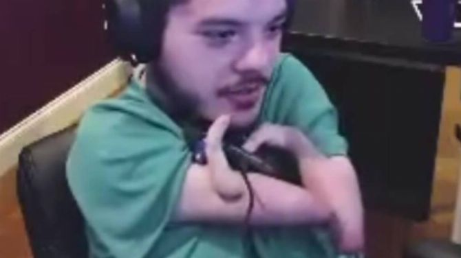 L'image du jour : Cet homme sans mains est certainement plus fort que vous aux FPS