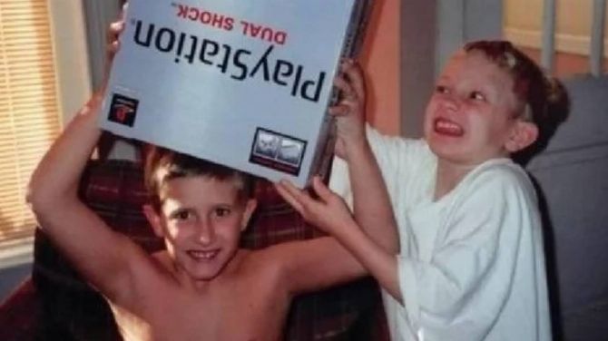 L'image du jour : Gamers un jour, gamers toujours, ils reprennent la pose 22 ans plus tard