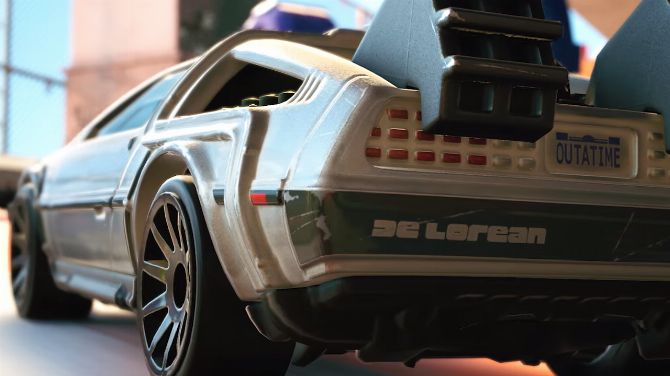 DeLorean de Retour vers le Futur vs van des Tortues Ninja dans un jeu de course, la vidéo