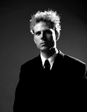 Dans les limbes, le silence.