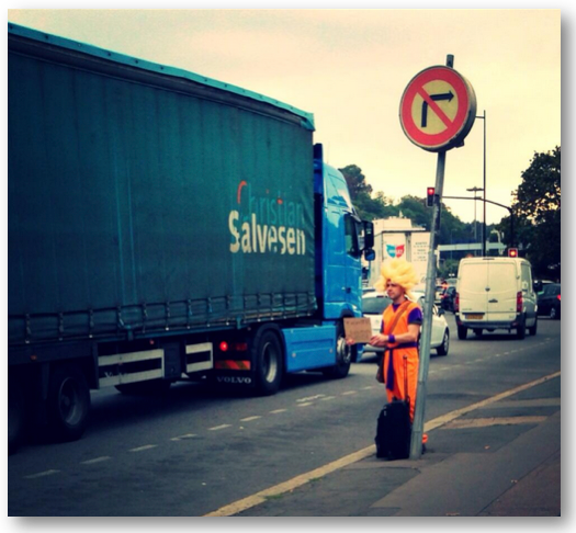 Photo #1 : Cosplayer en difficulté ?