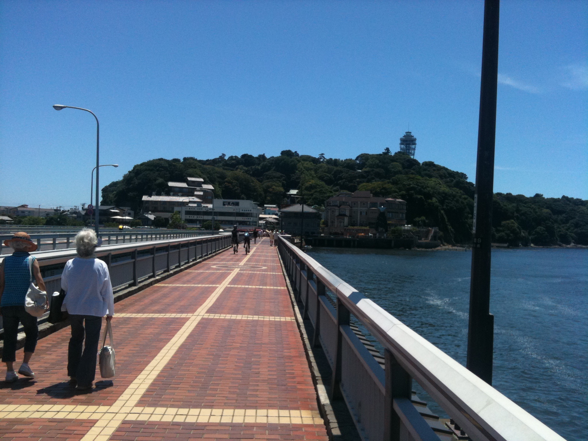 Au revoir Paris, Tôkyô Yôkoso - Première visite à Enoshima