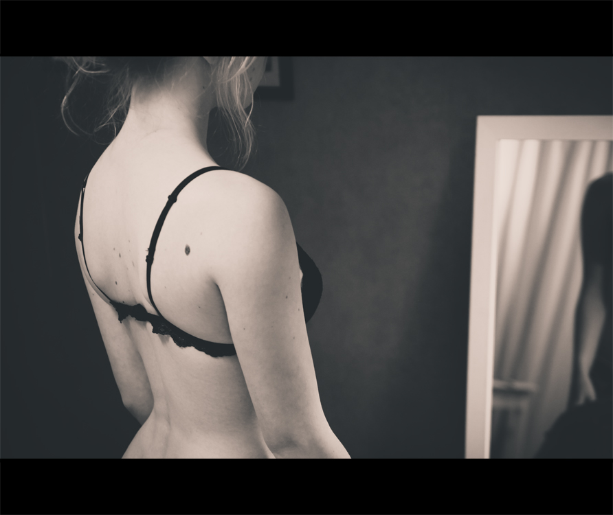 Dans le secret de sa chambre.