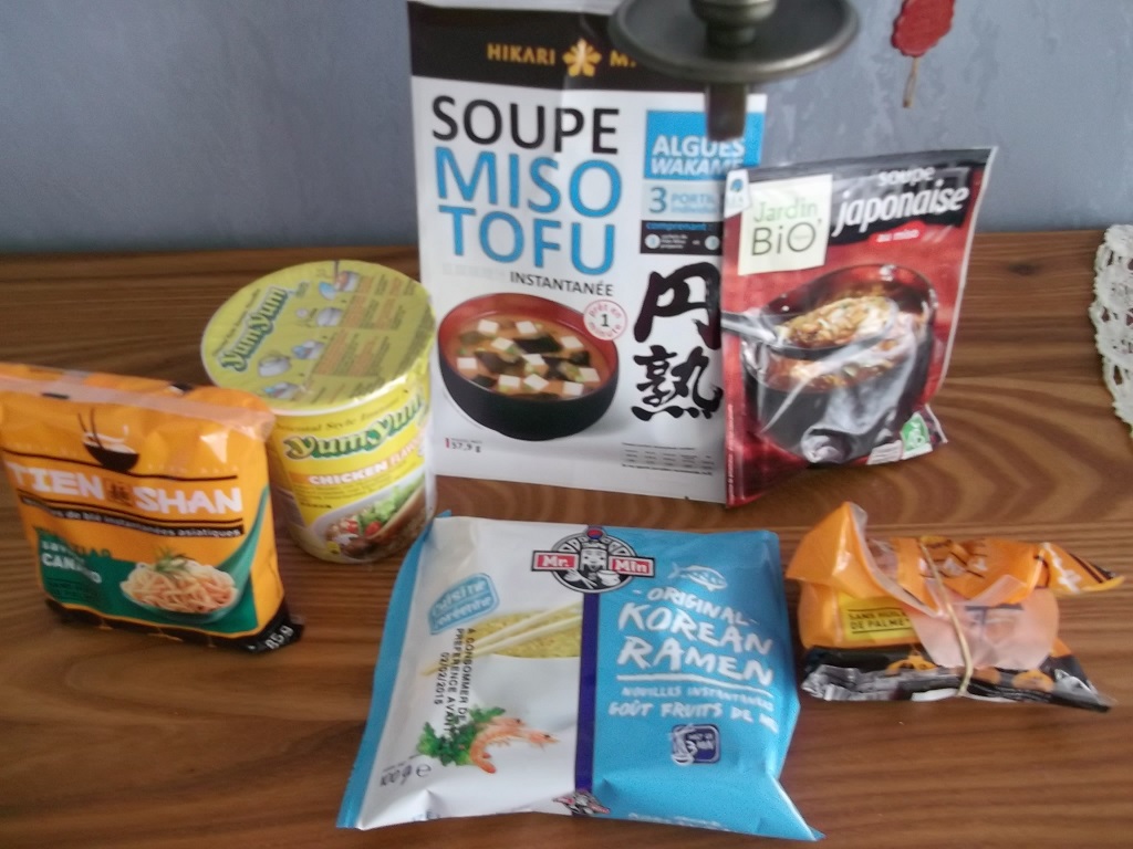 Un peu de bouffe instantanée asiatiaque achetée hier ^^