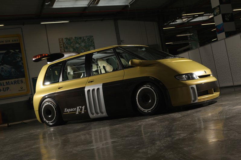 Le Renault Espace F1 : Qui a dit que les monospaces étaient lents ?