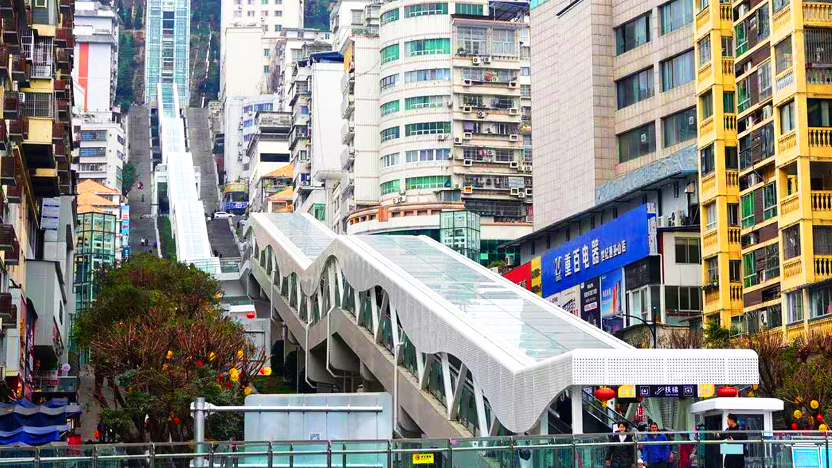 4 ans et 19 millions d'euros plus tard, la Chine inaugure l'escalator le plus grand du monde. Il fait presque 1 km de long et 242 mètres de haut
