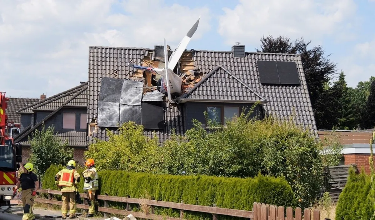 Un avion léger s'écrase sur le toit d'une maison en Allemagne, un bilan catastrophique