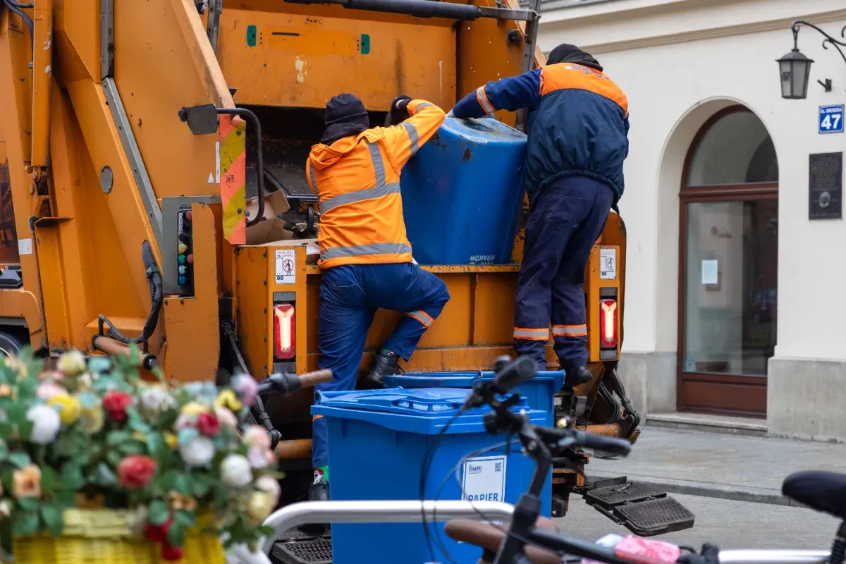 Elle jette son ticket de loterie à la poubelle sans savoir qu'il vaut 1 million d'euros : des éboueurs italiens fouillent les déchets pour le retrouver