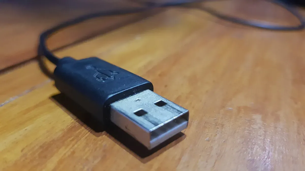 Pourquoi le symbole USB ressemble à un trident : la signification cachée de chaque branche surprend même les informaticiens les plus aguerris