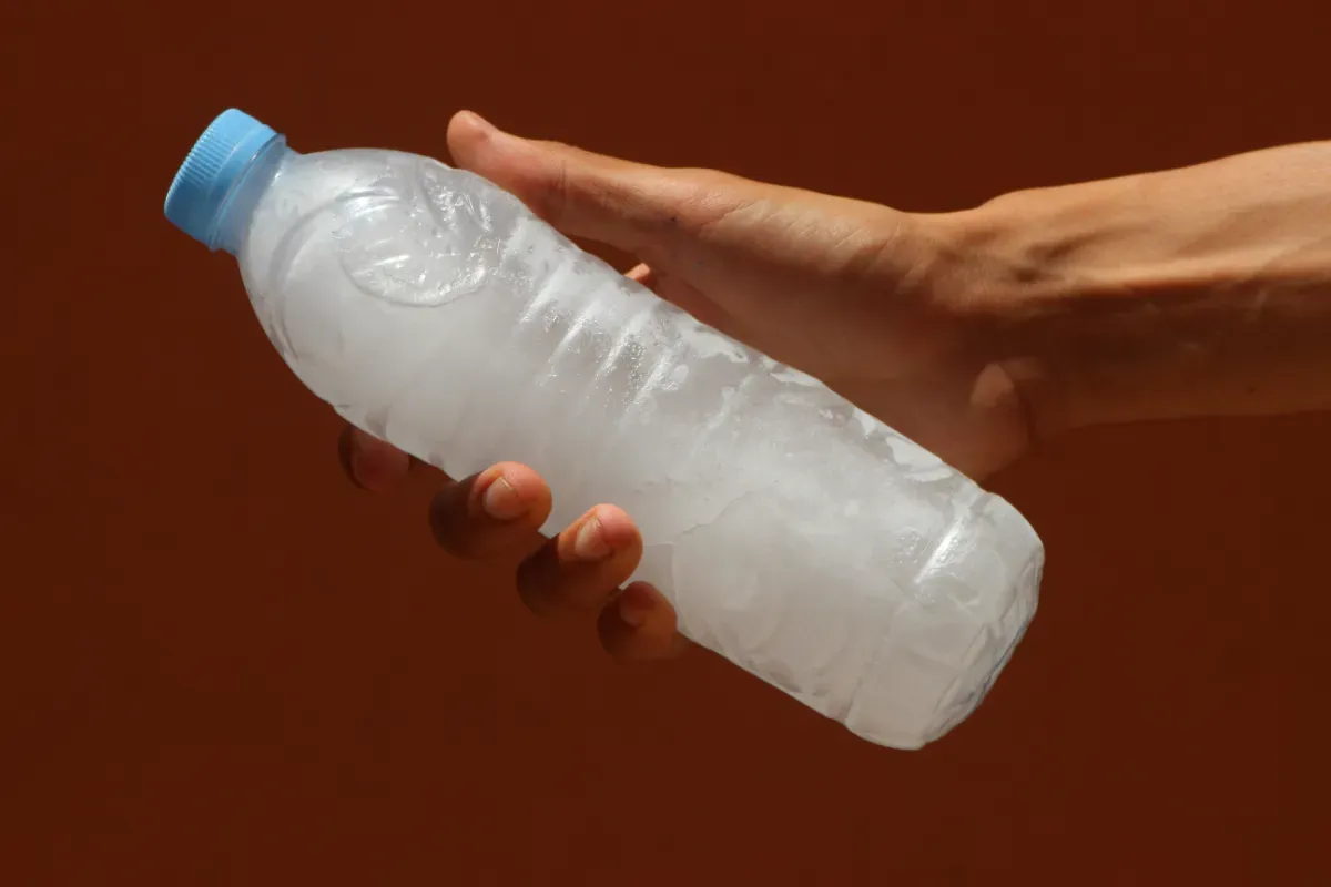 Oubliez la climatisation à 2000€ : en Espagne, une bouteille d'eau congelée suffit pour rafraîchir une pièce entière selon les ingénieurs