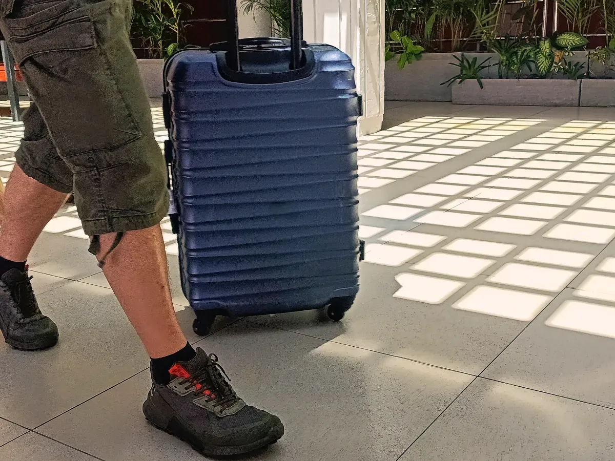 Pourquoi de plus en plus de voyageurs collent du ruban adhésif sur leurs roulettes de valise : le résultat est évalué à 7 sur 10