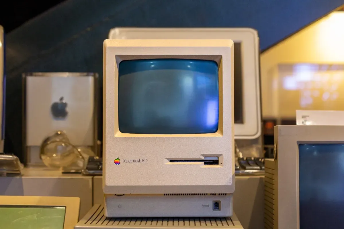 En 1987, un étudiant galérait sur un bug d'affichage Mac : son bricolage est devenu Photoshop, le logiciel à 13 milliards de dollars