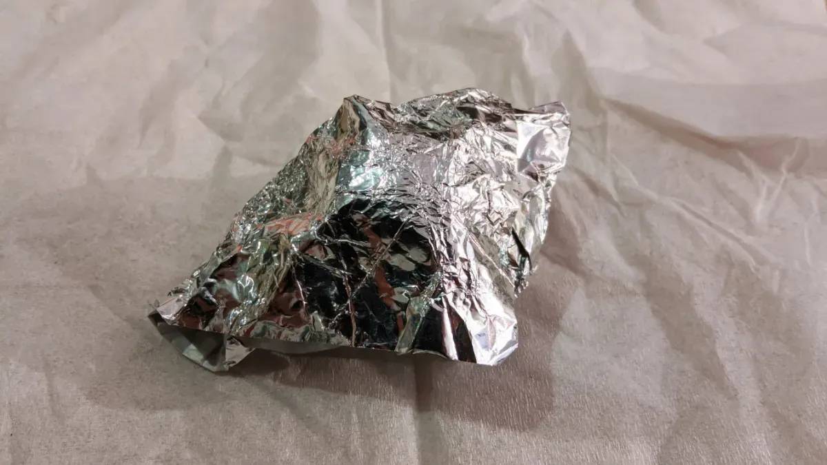 Pourquoi de plus en plus de propriétaires enveloppent leurs clés de voiture dans du papier aluminium, et ce que les voleurs ne veulent pas que vous sachiez