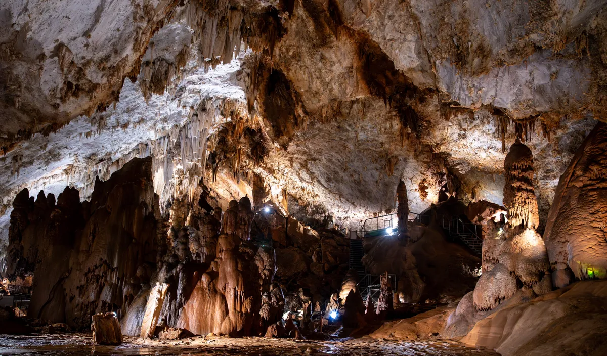 Ils explorent la grotte la plus profonde du monde et découvrent un corps mort d'hypothermie et suspendu dans le vide