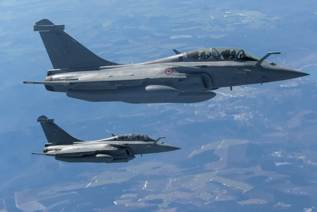 En plein vol, un pilote de Rafale détecte une fuite de kérosène sur un jet privé : « il contribue à la mise en sécurité de l'aéronef et de son équipage  »
