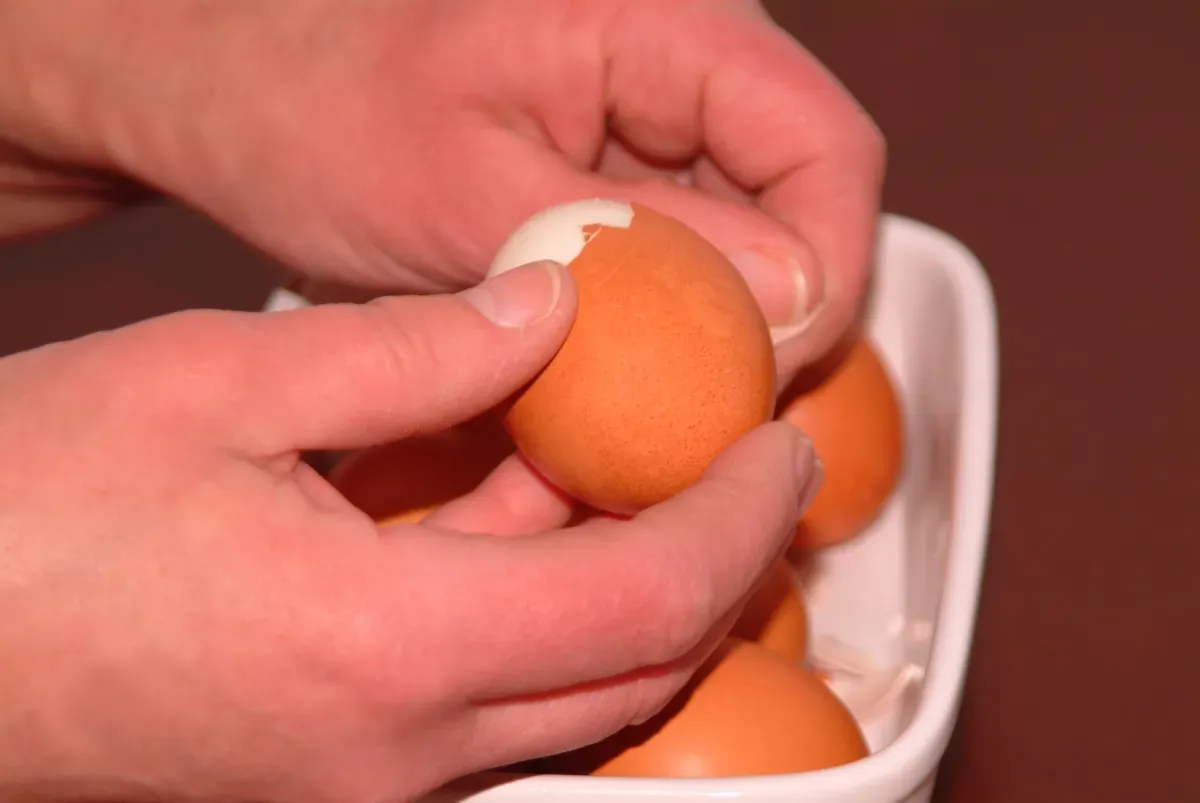 C'est confirmé : ce geste que vous faites systématiquement après la cuisson de vos œufs durs accélère leur péremption