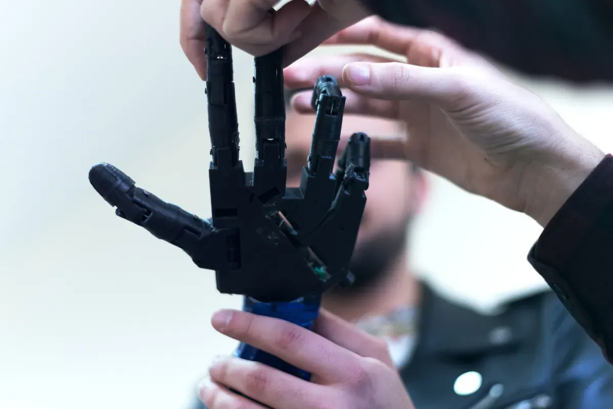 Né sans une partie du bras, il a fabriqué sa première prothèse avec des LEGO à 9 ans et décroché un record Guinness