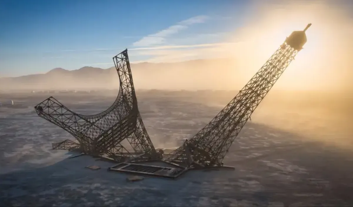 Que fait cette réplique de la tour Eiffel en plein milieu du désert du Nevada ? Les touristes n'en reviennent pas