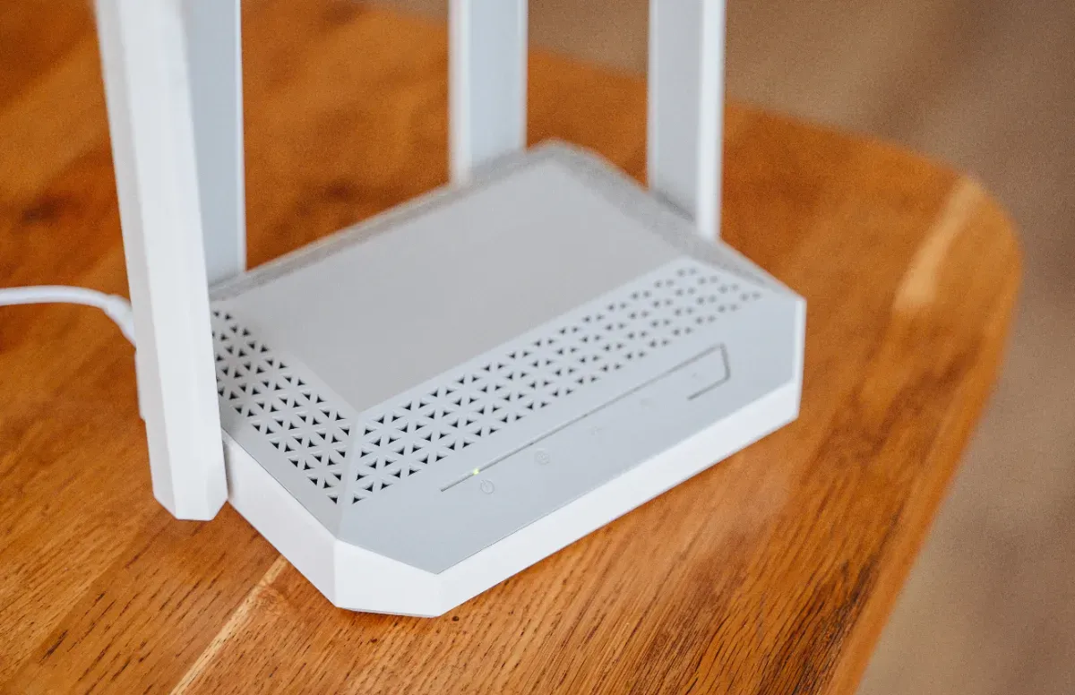 Avant d'appeler votre opérateur pour un Wi-Fi lent, placez un morceau d'aluminium derrière la box : voici ce que ça change vraiment