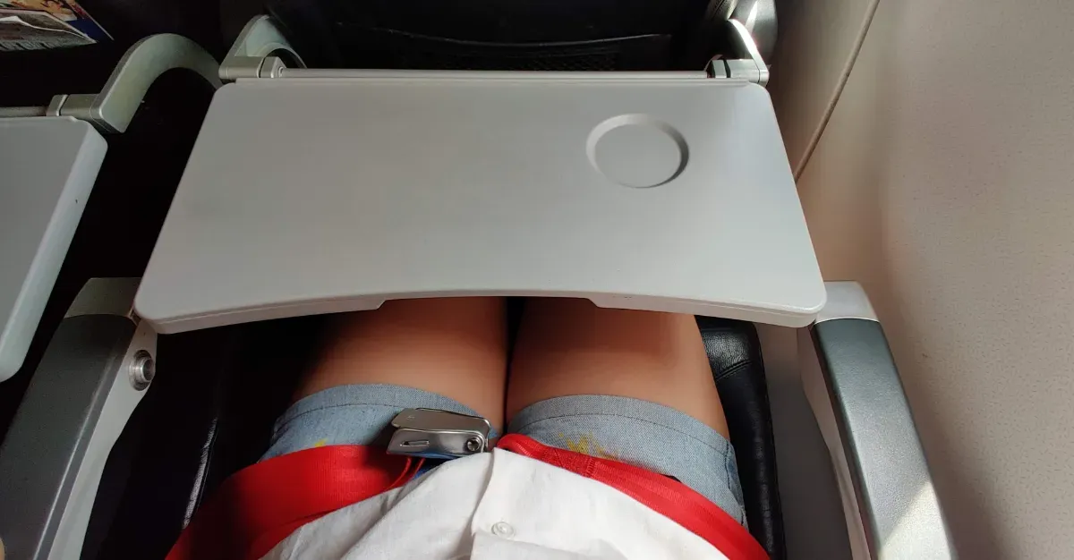 Une hôtesse de l'air prévient : ne portez jamais de short ou de jupe en avion, la raison dégoûte les passagers