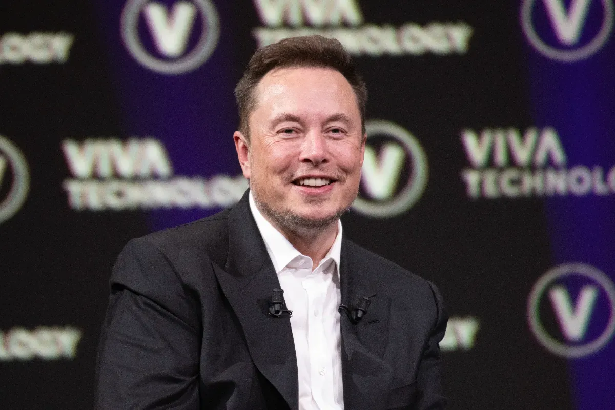 « Née pour désobéir » : la fille reniée d'Elon Musk détruit un robot Tesla dans une pub Desigual, et la réaction du milliardaire ne s'est pas fait attendre