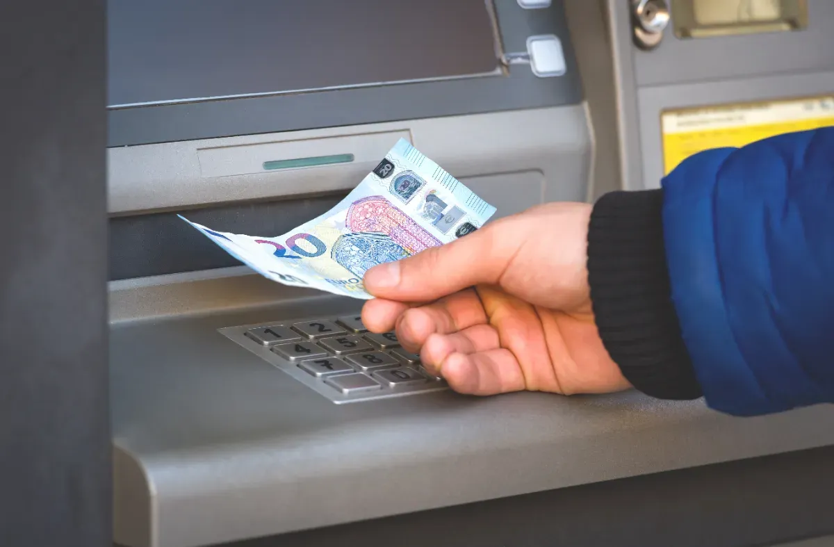 Mauvaise nouvelle pour les titulaires d'un compte courant : voici pourquoi les banquiers conseillent de retirer avant fin septembre