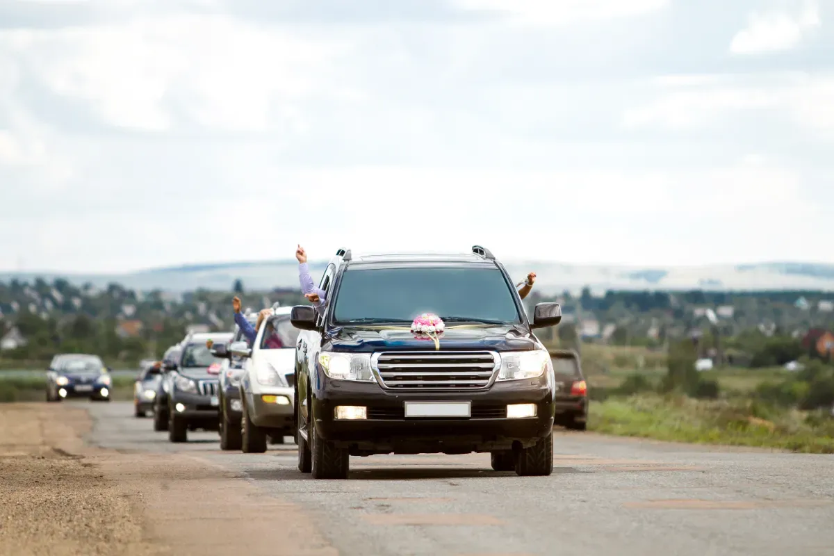 Convoi de mariage sur l'autoroute, ils célébraient leur amour mais ont perdu leur permis et se sont fait remorquer