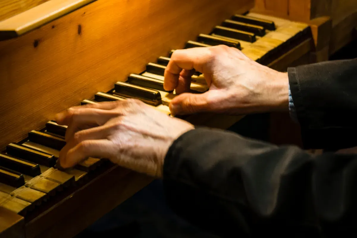 En janvier 2024, un sans-abri a touché le piano dans une église au Royaume-Uni durant une nuit glaciale, deux ans après que sa vidéo est devenue virale, il a collecté 50 000 $ pour des associations caritatives et a obtenu un logement