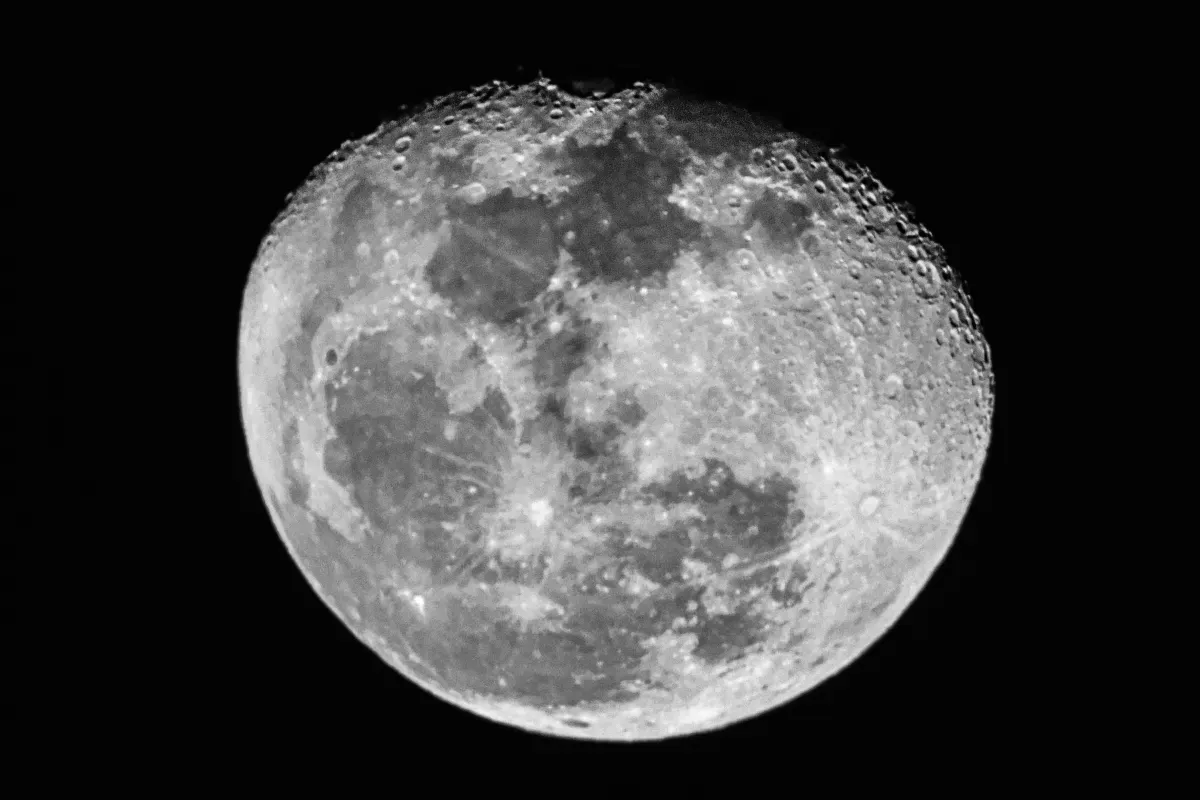 La NASA a confié à une IA les données de 50 ans d'exploration lunaire : elle a identifié 8 zones où l'eau serait accessible à moins d'un mètre sous la surface