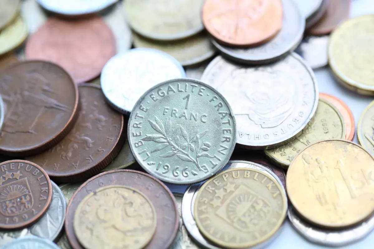Beaucoup de gens ne le réalisent pas, mais ces 4 pièces en Francs dorment dans vos tiroirs et valent jusqu'à 22 000¬ chez les numismates