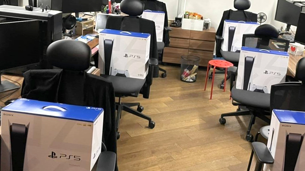 L'image du jour : Il offre 260 PS5 à ses employés !