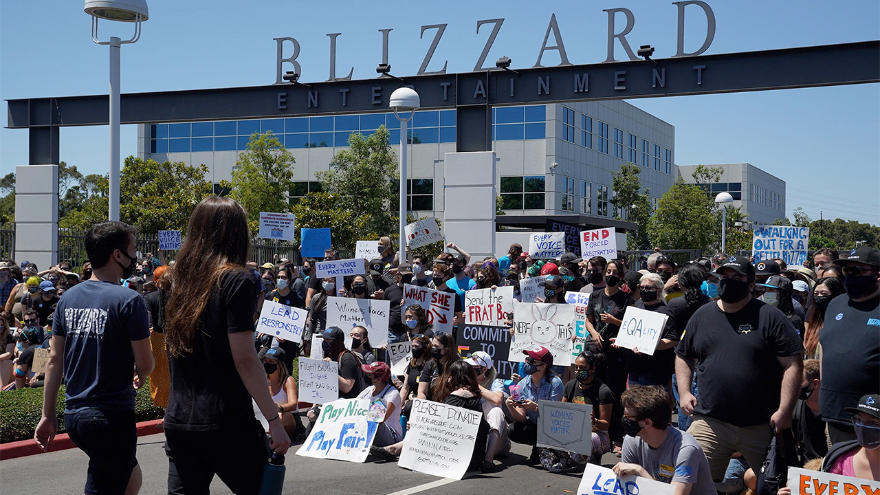 Des employés d'Activision Blizzard manifestent devant le siège de la société.