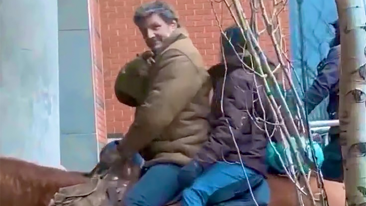 The Last of Us : Un  aperçu vidéo de Joel et Ellie à cheval sur le tournage de la série HBO