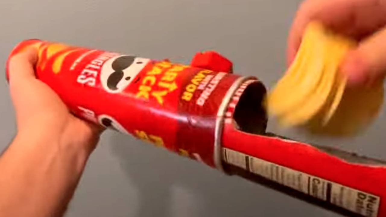 L'image du jour : Il recharge les objets du quotidien à la perfection