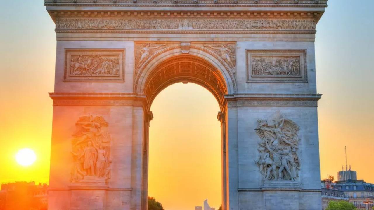 L'image du jour : Kirby s'invite sur l'Arc de Triomphe