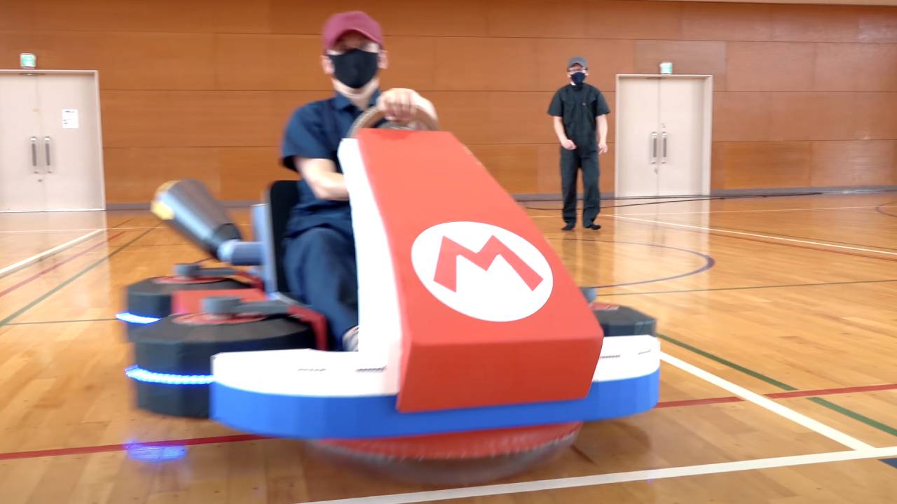 L'image du jour : Il construit un aéroglisseur et une borne d'arcade Mario Kart, tout en carton !