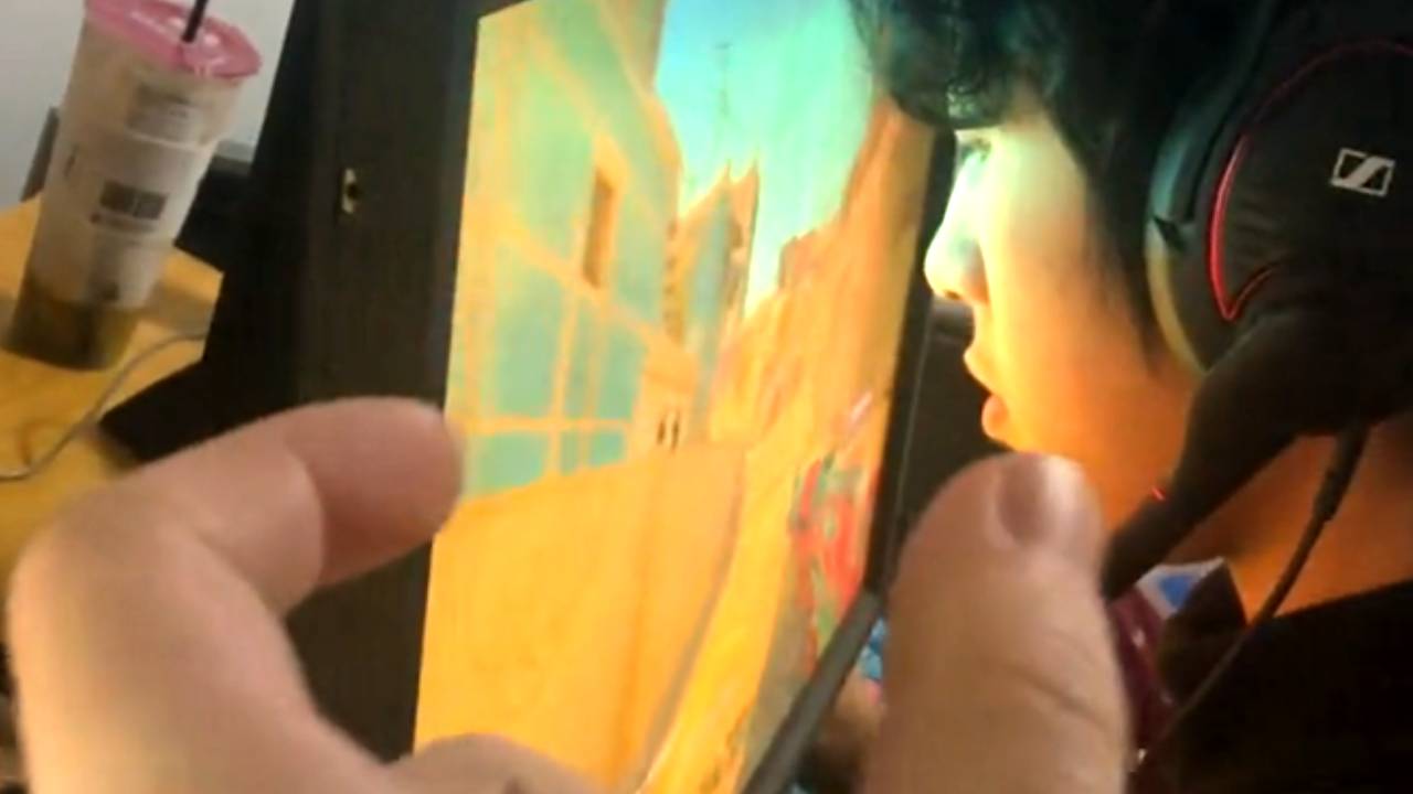 L'image du jour : Le joueur qui joue le plus près de son écran au monde