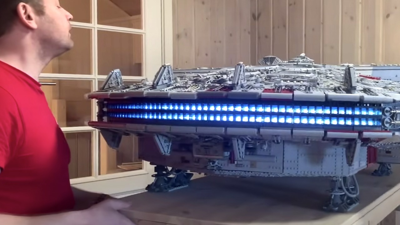 La vidéo du WE : un Faucon Millenium composé de 55K pièces de LEGO