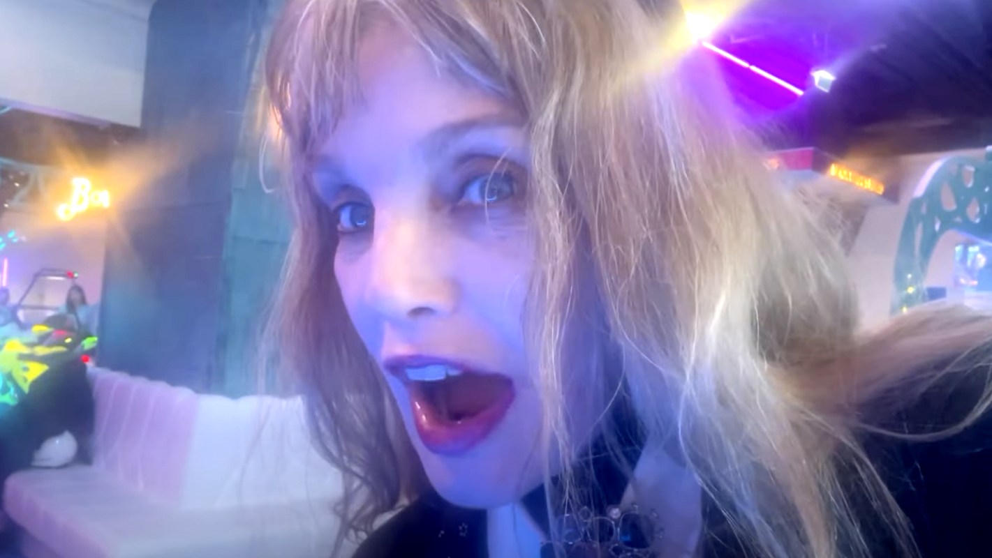 L'image du jour : Arielle Dombasle dévoile sa passion pour le JV, et c'est lunaire