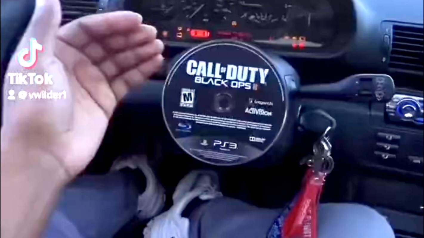Le tweet du jour : il conduit avec un volant Call of Duty, ça tourne bien