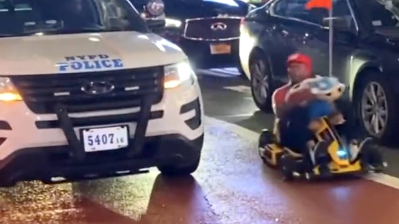 L'image du jour : quand Mario joue avec la Police en pleine rue