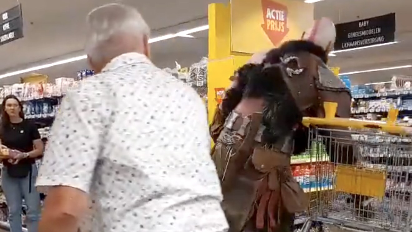 Cosplay insolite : quand Kratos fait ses courses, il ne rigole pas du tout
