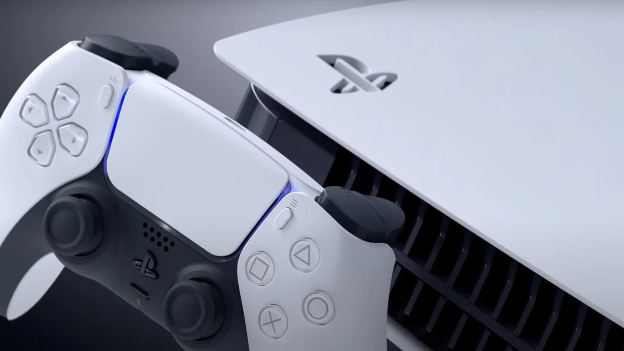 Gros plan sur une PlayStation 5 et une manette DualSense.