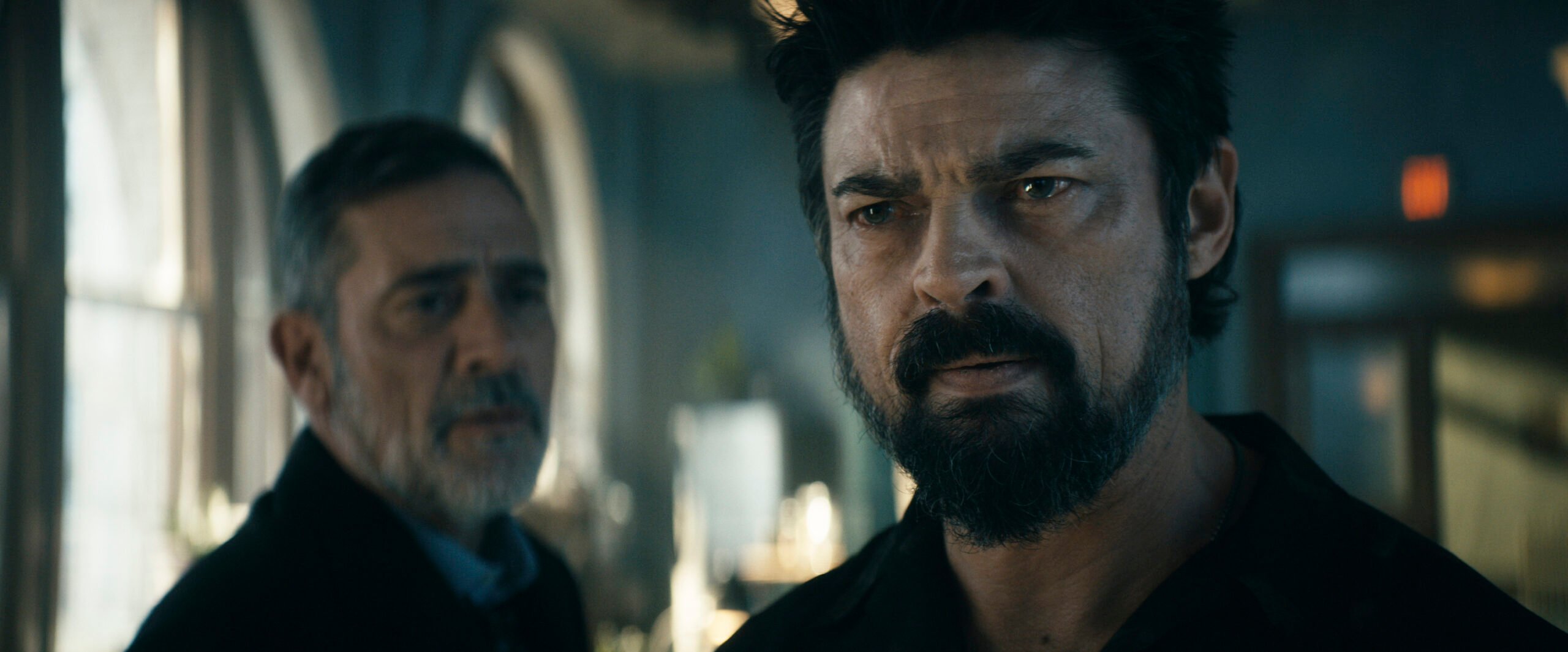 Butcher (Karl Urban) et Kessler (Jeffrey Dean Morgan) dans la saison 4 de The Boys. 