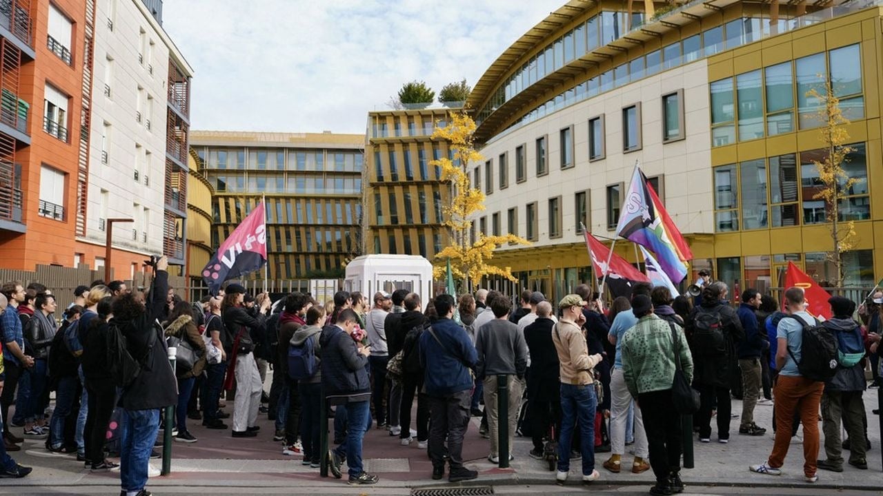 Image du piquet de grève devant les locaux d'Ubisoft Paris Montreuil