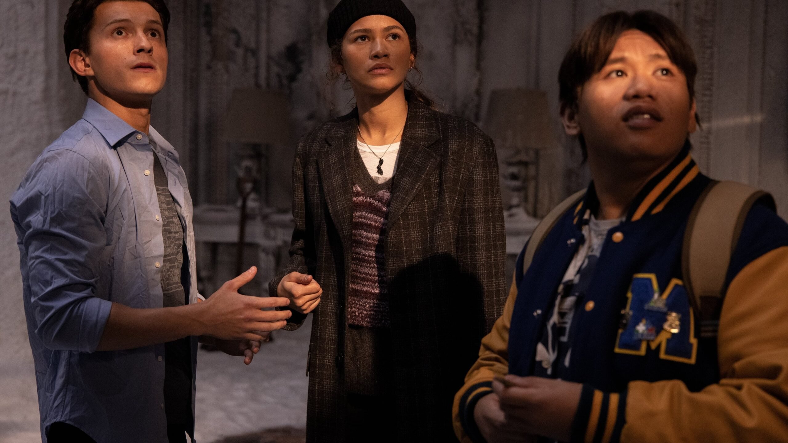 Tom Holland (Peter Parker), Zendaya (MJ) et Jacob Batalon (Ned Leeds) dans Spider-Man No Way Home. 